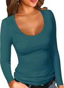 Dettaglio della trama a coste e dello scollo a U di questa maglietta slim fit a coste.