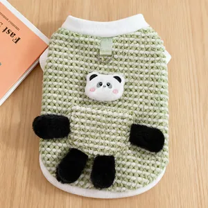 Dettaglio ravvicinato del gilet in pile verde per animali con panda e anello a D