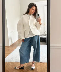 Κομψό λευκό μάλλινο σακάκι oversized με λαιμόκοψη V για σικ φθινοπωρινό στιλ