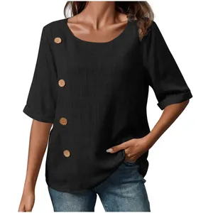 Dettaglio di una maglia nera da donna in cotone e lino con bottoni decorativi in legno
