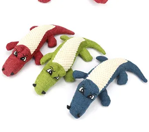 Lot de trois jouets pour chiens crocodiles couineurs en rouge, vert et bleu.