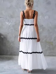 Robe longue blanche à volants avec bordure croquet noire et bretelles spaghetti