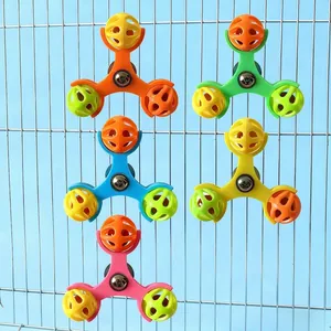 Interaktives buntes Windrad-Vogelspielzeug mit Glocken für die Papageienkäfig-Deko