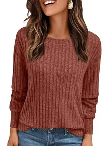 Maglia a maniche lunghe a coste rosso ruggine con scollo rotondo per abbigliamento casual