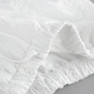 Détail de broderie blanche et de taille élastique sur un ensemble d'été léger