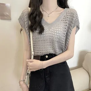 Elegante chaleco de punto calado gris con cuello en V para un look de verano casual