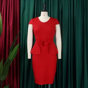 Nahaufnahme eines roten Peplum-Bleistiftkleids mit einer Taillenschleife auf Schneiderpuppe