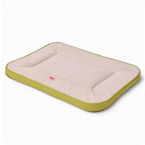 Detailansicht einer rechteckigen Schlafmatte für Haustiere mit grünem Rand und Beige