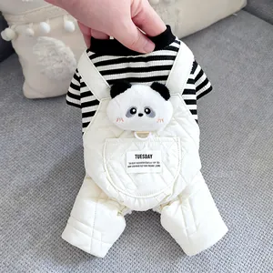 Gros plan d'une combinaison d'hiver pour chien avec tête de panda 3D et patch Tuesday