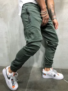 Detalle de los pantalones cargo jogger verde oliva para hombre con bolsillo