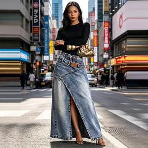 Streetstyle weergave van een denim maxirok met hoge taille, split en asymmetrische wikkel.