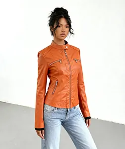 Schmale orangefarbene Damen-Motorradjacke aus Kunstleder mit modischen Reißverschlüssen