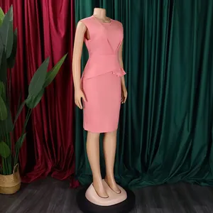 Detailaufnahme eines eleganten rosa ärmellosen Bleistiftkleids mit Rüschenakzenten