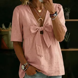 Chemisier rose décontracté à col en V pour femme avec nœud décoratif et texture aspect lin.