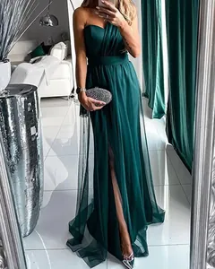 Vue détaillée d'une élégante robe de soirée vert foncé longue avec fente haute