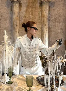 Veste courte blanche de style vintage britannique avec col montant et boutons dorés