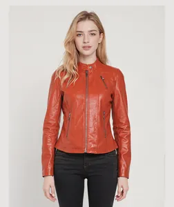 Detailansicht einer schmal geschnittenen Damen Kunstlederjacke in Orange-Braun mit Zipper