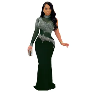 Vestido de noche largo y ajustado negro con patrones de pedrería y malla fina