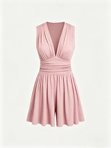 Detailansicht eines rosa ärmellosen Jumpsuits mit tiefem V-Ausschnitt und Taillenfalten