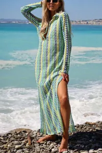 Dettaglio del maxi abito colorato in maglia a uncinetto a maniche lunghe da mare