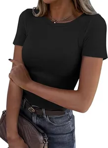Gros plan sur un T-shirt noir côtelé à manches courtes et col rond pour femme chic