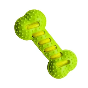 Nahaufnahme von texturiertem Hundespielzeug in Knochenform für Zahnpflege und Spiel