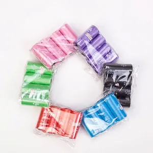 Gekleurde hondenpoepzakjes met pootafdrukpatronen in een cirkel op een witte achtergrond.