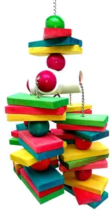Vue détaillée d'un jouet à mâcher coloré pour perroquet avec blocs et perles en bois variés