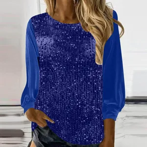 Detailansicht Damen-Pullover in Blau mit Paillettenfront und Satinärmeln, Rundhals.