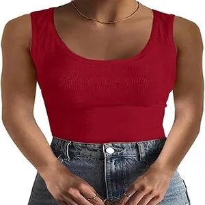 Detailansicht eines roten, gerippten, schmal geschnittenen Damen-Tanktops mit Textur