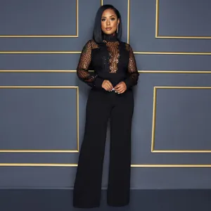 Elegante mono negro de encaje con lentejuelas, cuello alto y pernera ancha para fiestas