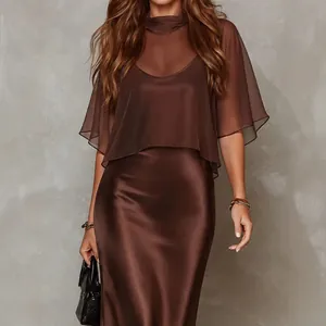 Détail d'une élégante robe de soirée sirène en satin marron avec une cape en mousseline assortie