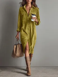 Robe chemise chic en velours côtelé à manches longues et coupe décontractée.