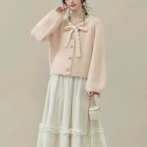 Cardigan in maglia rosa tenue con fiocco in pizzo bianco e bottoni floreali per l'autunno