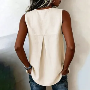 Primer plano del diseño plisado en la espalda de un top beige sin mangas estilo lino.