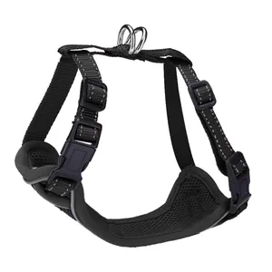 Vue détaillée du harnais pour chat en maille noire respirante avec coutures réfléchissantes