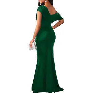 Vue arrière d'une élégante robe longue vert émeraude à épaules dénudées pour soirée