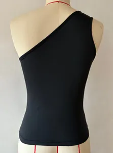 Rückansicht eines schwarzen ärmellosen Slim Fit Crop Tanktops mit einer Schulter für Damen