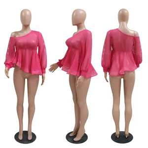 Viste frontale, laterale e posteriore di un capo in rete rosa per la moda donna