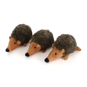 Tres pequeños juguetes de peluche con sonido en forma de erizo para perros con pelo hirsuto.