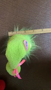 Groene paaskabouter knuffel meetdetail met een breedte van ongeveer 14 cm groot