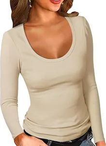 Dettaglio del tessuto a costine beige di questa t-shirt a maniche lunghe slim da donna