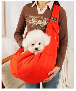 Sac de transport rouge pour petits chiens utilisé avec un chiot blanc