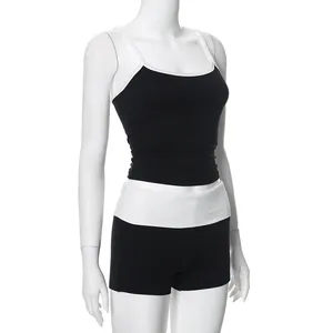 Vue latérale de l'ensemble caraco et short bicolore noir et blanc sur mannequin