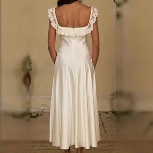 Achteraanzicht van een elegante ivoren satijnen lange jurk met fijne kanten rand