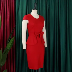 Detailansicht eines eleganten roten Etuikleids mit Schößchen und Schleifendetail