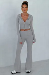 Dettaglio completo del set in maglia grigio 2 pezzi da donna con felpa e pantaloni a zampa.