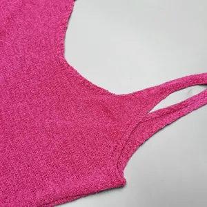Detailansicht der pinkfarbenen Strickstruktur eines sexy Urlaubs-Maxikleides für Damen