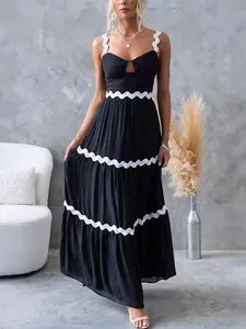 Robe longue noire à volants avec dentelle ondulée blanche et détail ajouré au buste