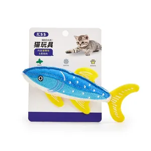 Nahaufnahme eines blauen Plüschfisch-Katzenspielzeugs mit Katzenminze auf Karte